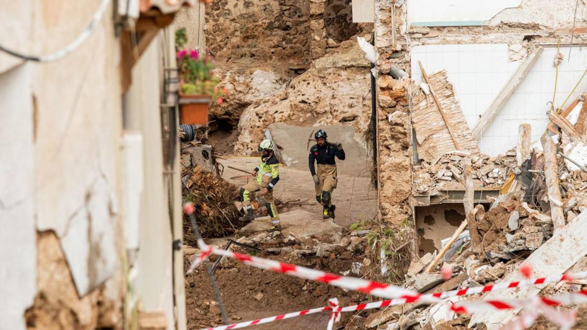 Equipos de bomberos trabajando en la zona del desastre