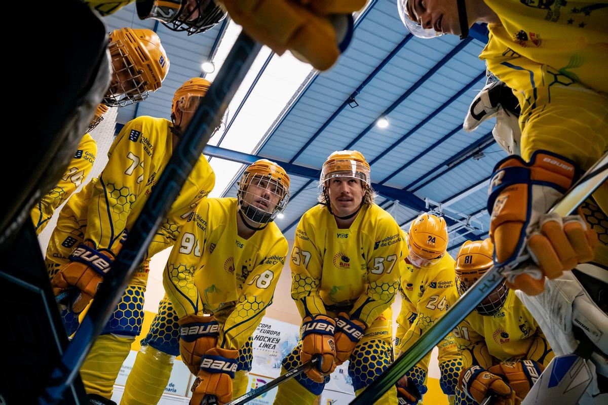 Los jugadores del Molina reciben las últimas instrucciones antes del partido.