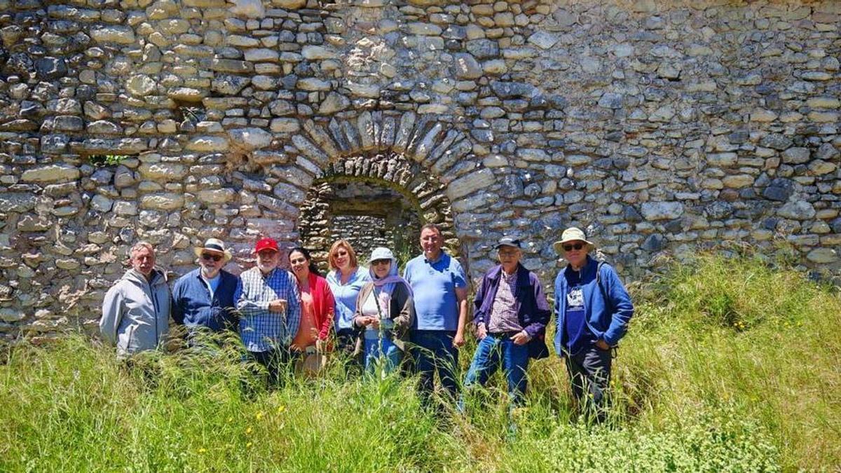 La delegación de Rabat y los respresentantes de Cirne en el despoblado de la Queirola, en Beniaia (La Vall d'Alcalà)