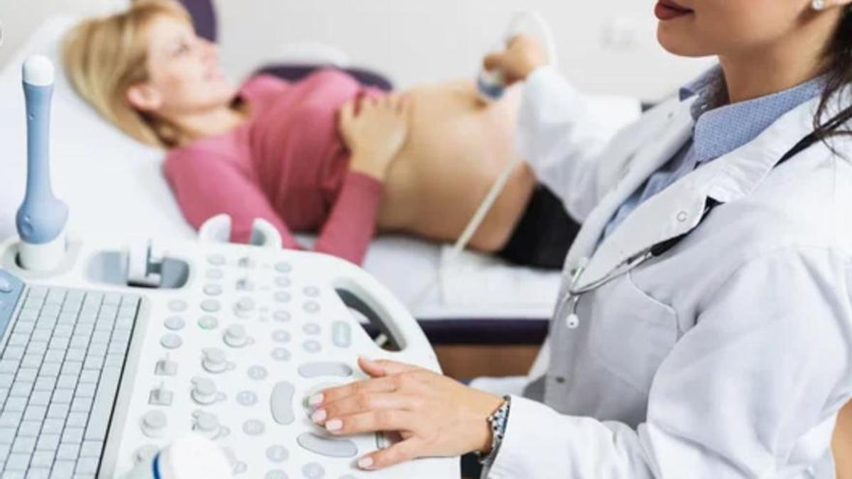 Metgessa fent proves a una embarassada