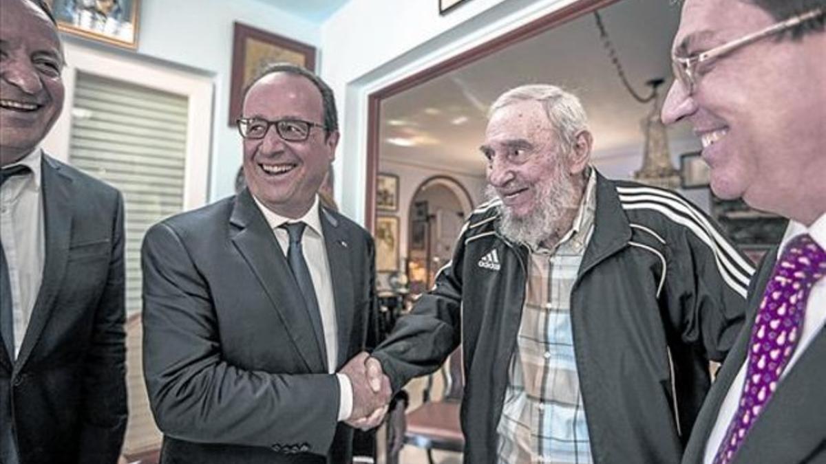 El presidente Hollande (segundo por la izquierda) saluda a Fidel Castro en La Habana, ayer.
