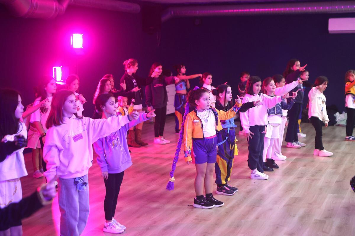 Alumnos y profesores, en la clase temática de The Vibe Studio.