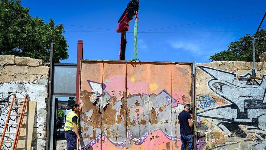 Cort instala una puerta de hierro para culminar el tapiado de la antigua cárcel