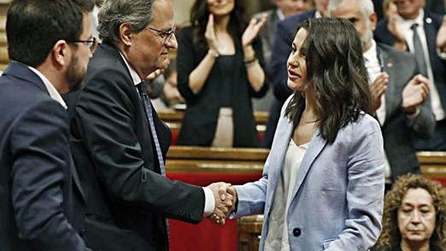 Arrimadas saluda Torra després de la seva intervenció final al Parlament.