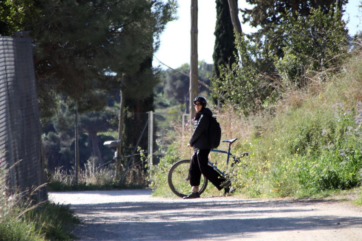 Personas que intentan entrar en la zona restringida de Collserola por la peste porcina