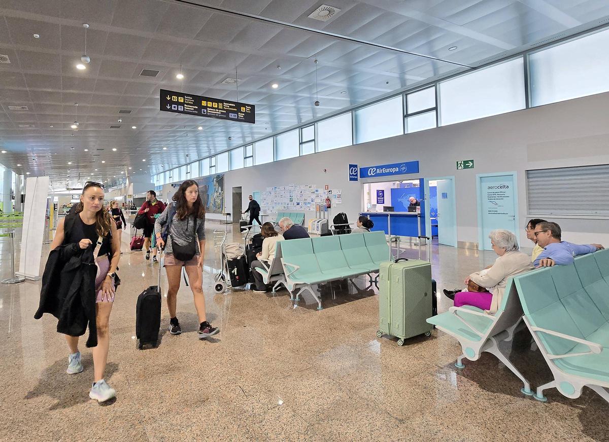 Pasajeras en el interior del aeropuerto de Vigo durante el 2025