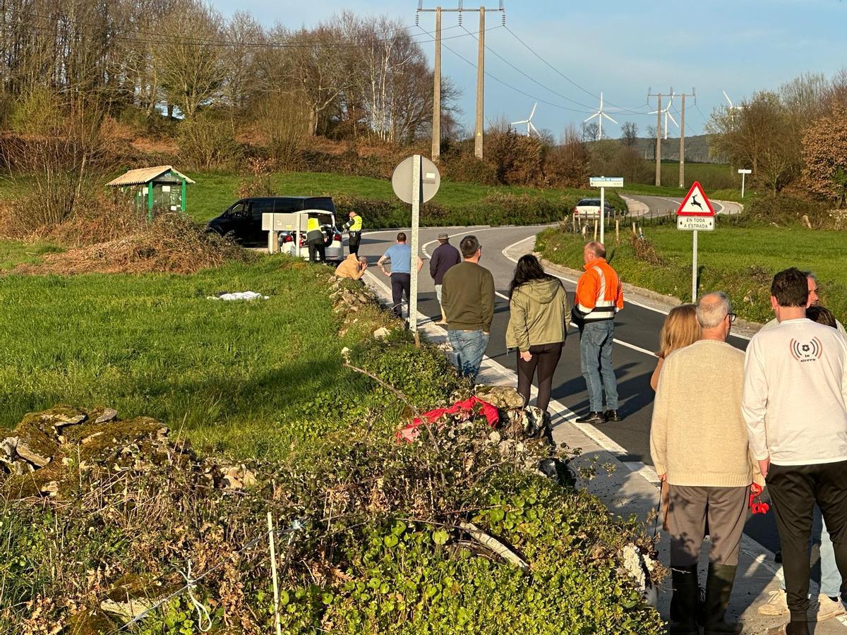 Vecinos en el lugar del accidente.