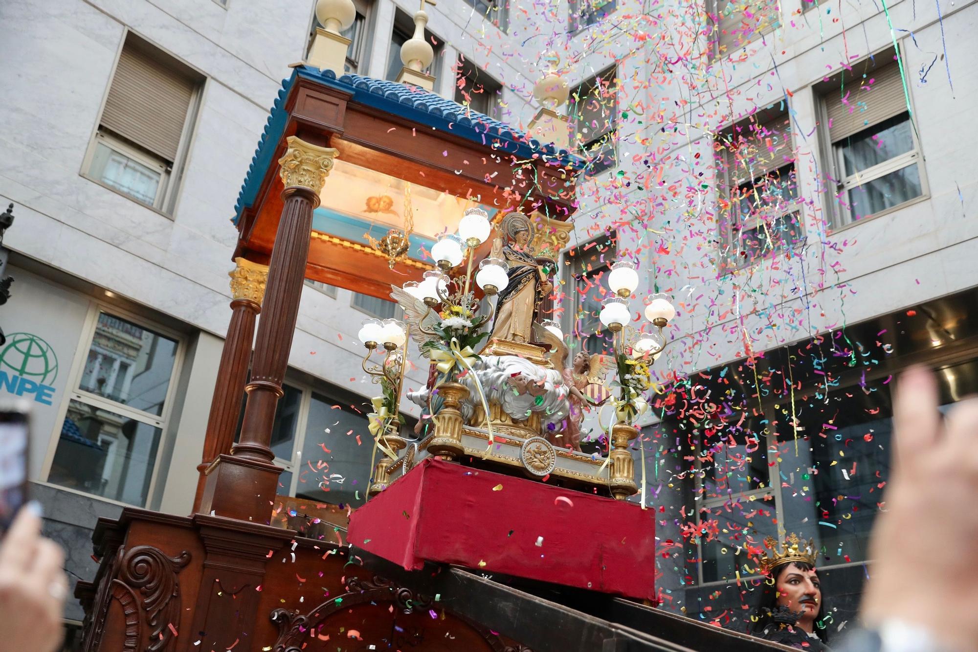 La calle San Vicente acoge la procesión "dels Xiquets" con tres generaciones falleras