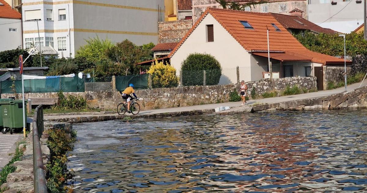 El mar llegando al límite del vial entre Samertolaméu y Porta do Sol, en Meira (Moaña), ayer por la tarde.   | // M.A.M.P.