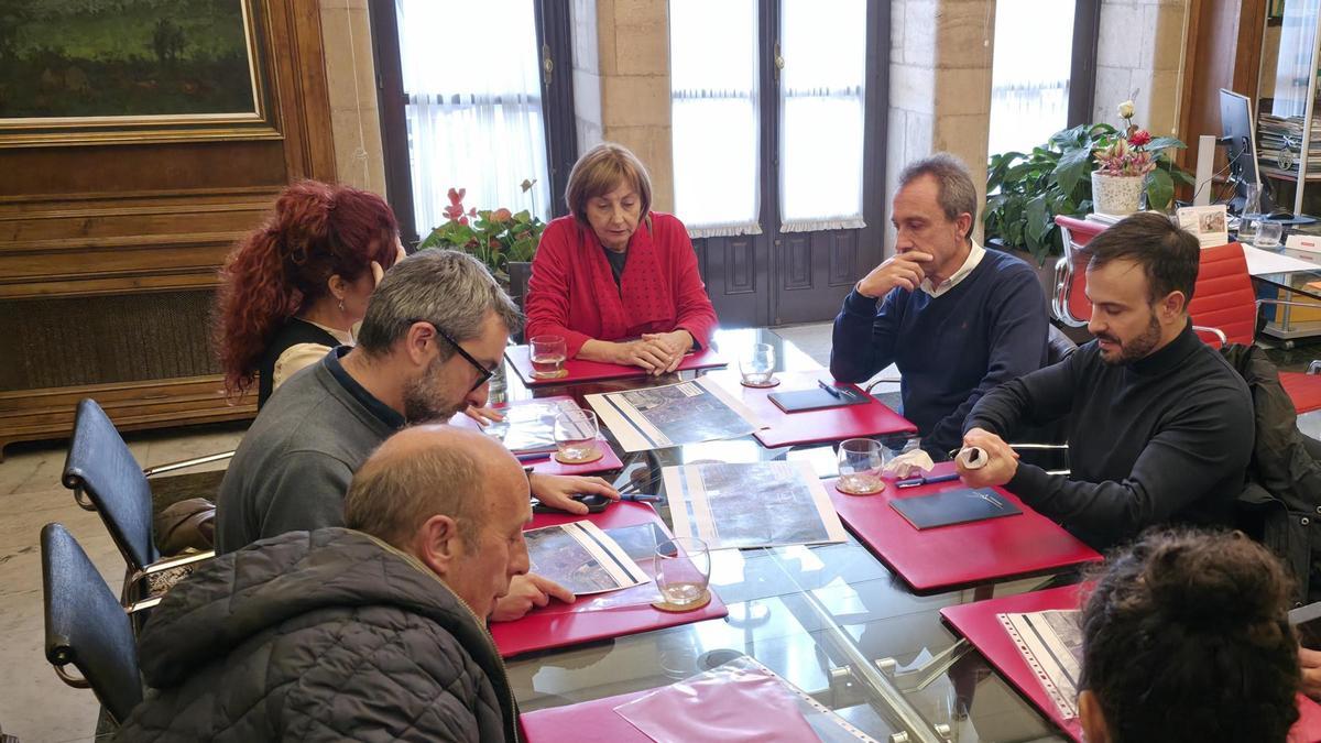 Un momento de la reunión de parte del gobierno avilesino con el consejero Ovidio Zapico