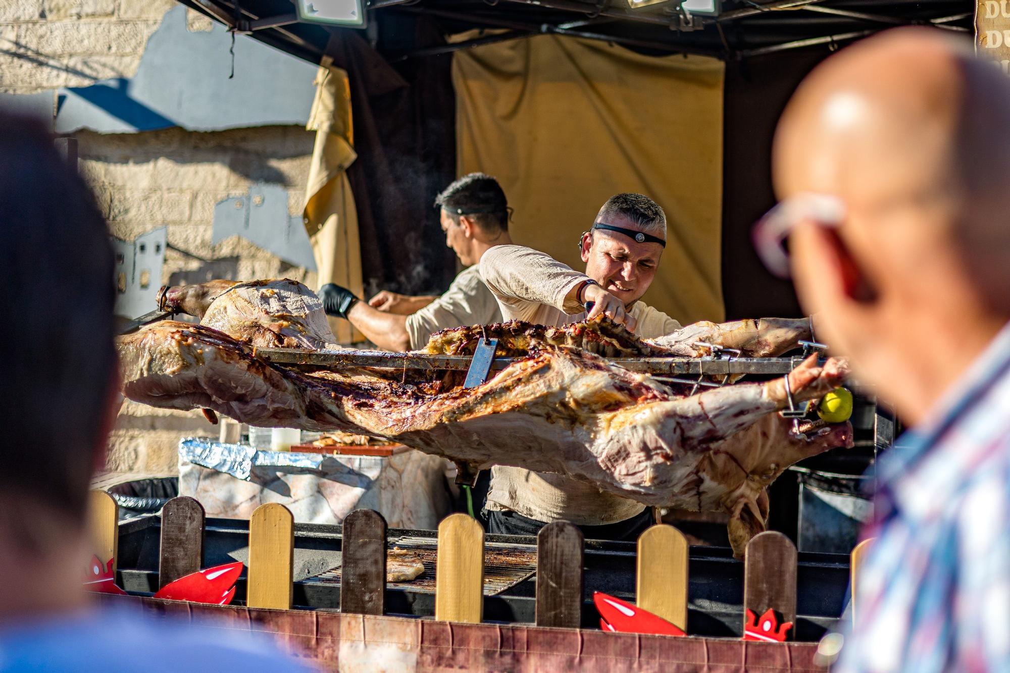 El parque de Elche se convierta en el escenario de un llamativo mercado en el que se pueden ver desde puestos a todo tipo de espectáculos | La actividad se enmarca dentro de los actos de la Carta Pobla