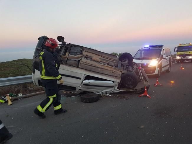 Vuelco de un turismo en la carretera La Pasadilla, en Ingenio