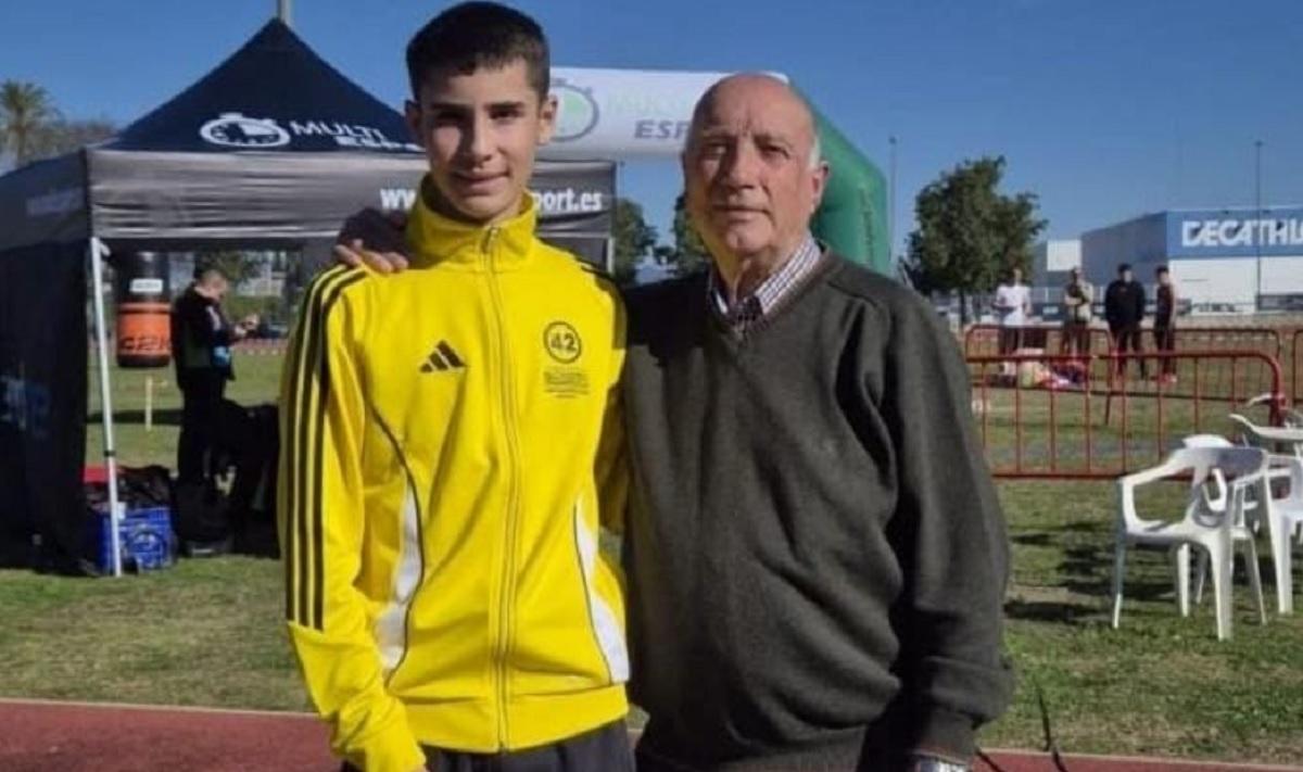 Aaron Baena, junto a su abuelo Pascual Monzó tras su triunfo en Xàtiva.