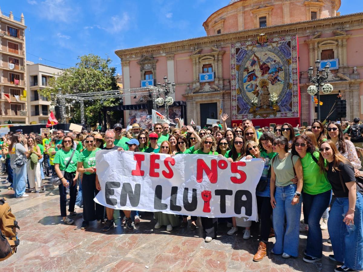 Profesorado del IEs número 5, en la protesta de València.