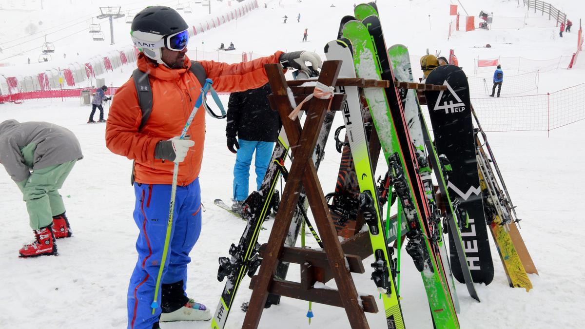 Un home deixant els seus esquís a l&#039;estació de Boí Taüll en una imatge d&#039;arxiu