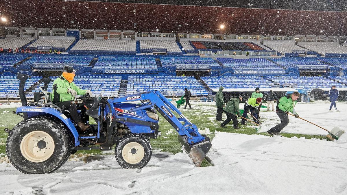 El tractor retirando nieve en el estadio de La Romareda