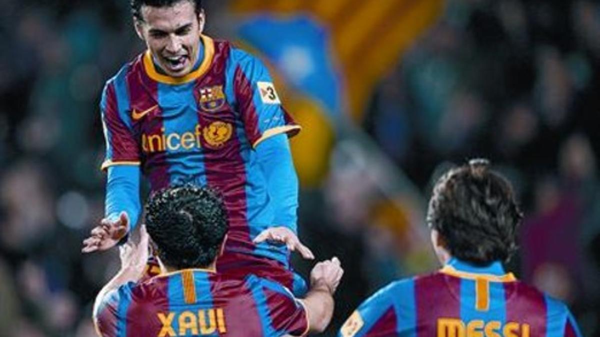 Celebración 8 Pedro salta sobre Xavi, eufórico tras conseguir un soberbio gol de cabeza.