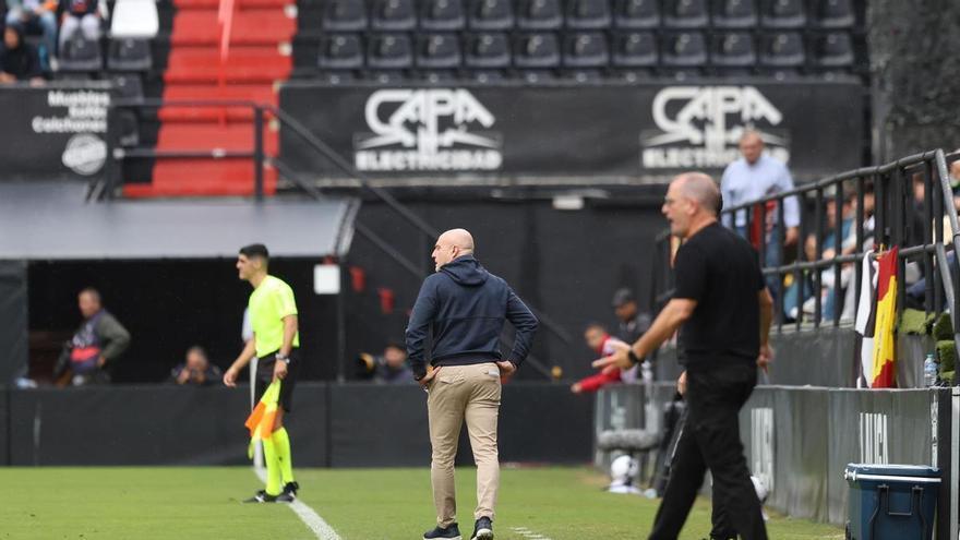 Gran enfado de JJ Romero, técnico del Ceuta, tras la derrota ante el Real Oviedo: "Mi equipo ha sido absolutamente superior y se llevan un premio que no han merecido"
