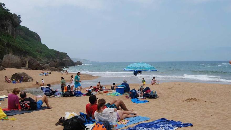 Bañistas en la playa de La Ñora.