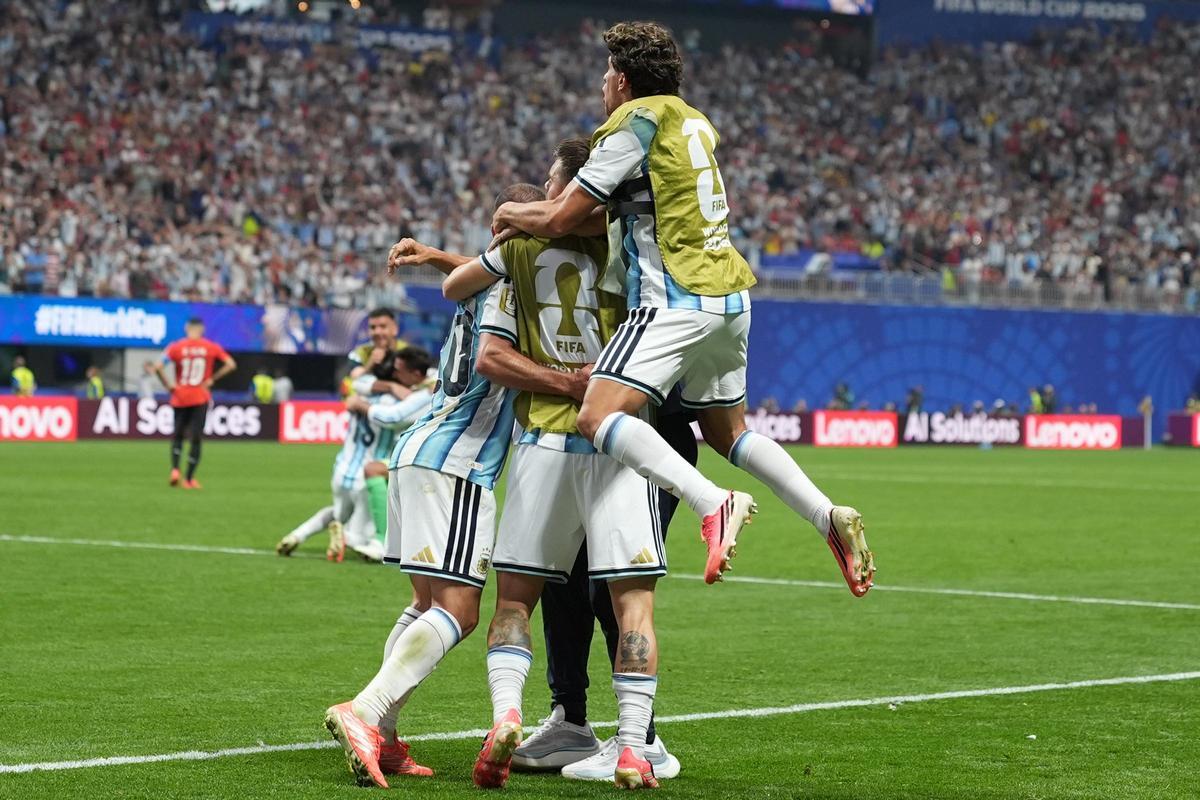 Messi escribe otra página inolvidable para que Argentina sobreviva ante Egipto