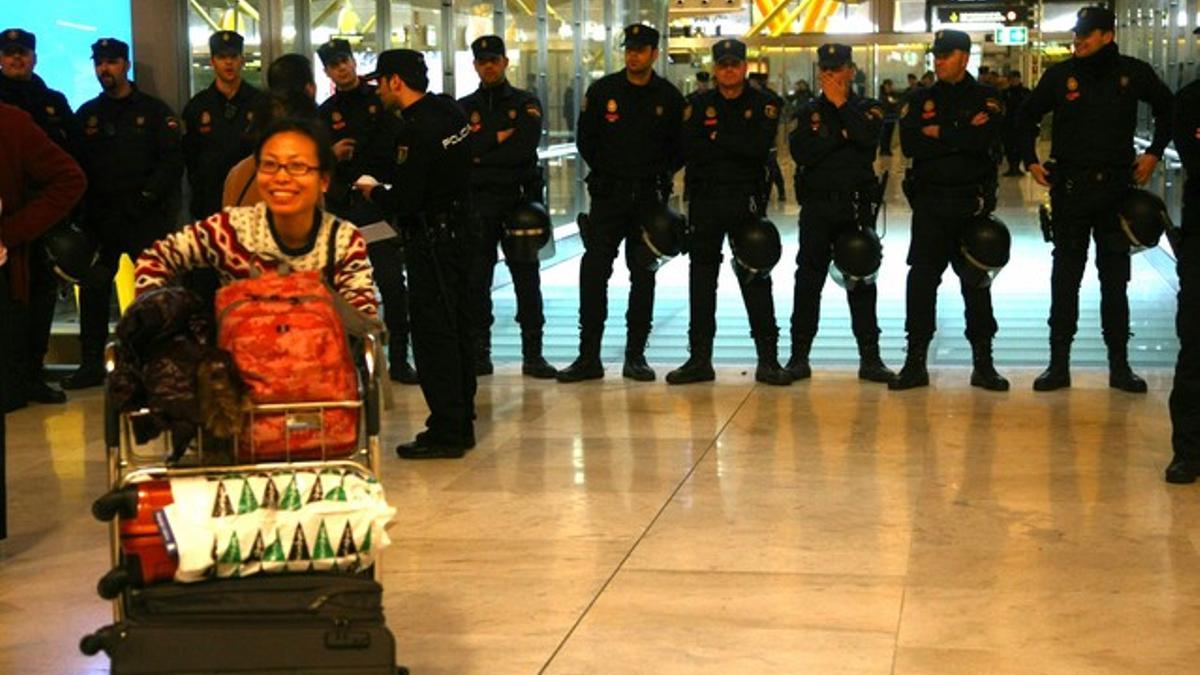 Agentes de la Policía Nacional montan guardia en el aeropuerto de Barajas, este martes.