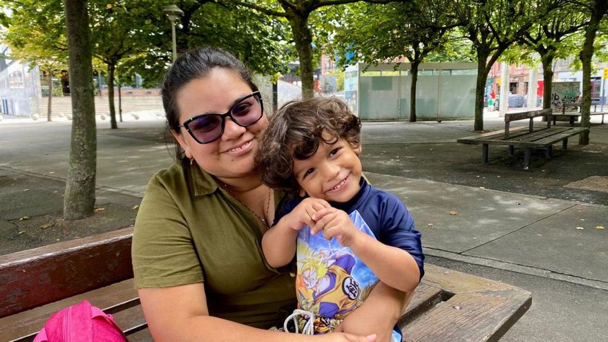 Laura González, con su sobrino Daerek Cumplido, descansando tras un paseo por Fomento, ayer.