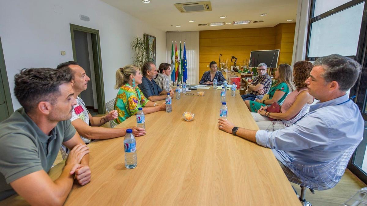 La alcaldesa de Torremolinos se reúne con representantes de colegios del municipio.