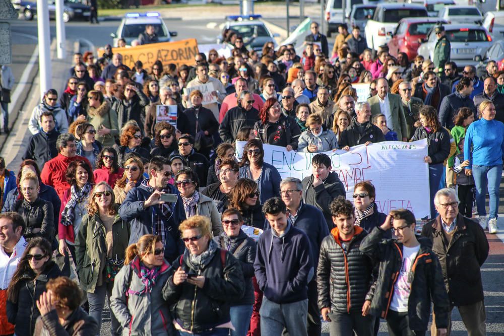 Docenas de padres secundan la protesta contra el decreto de Marzà del modelo educativo en Torrevieja y reclaman su derogación en una prortesta que ha recorrido las calles de la ciudad