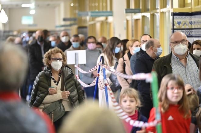 En imágenes | Largas filas en la primera jornada de vacunación contra la gripe sin cita en Zaragoza