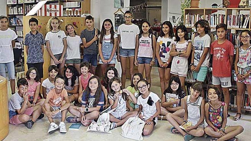 Los niÃ±os y niÃ±as participantes en los clubs de lectura.