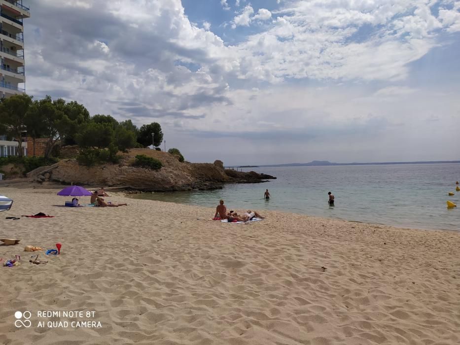 Corona-Exit: Erste Besucher am Mallorca-Strand