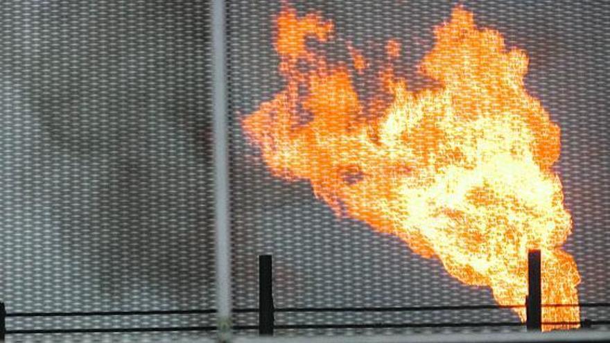 Un trabajador en las instalaciones de Baterías de Coque de Avilés.