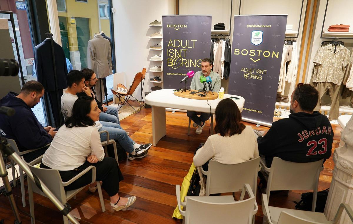 Ibon Navarro atiende a los medios de comunicación.