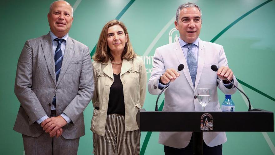 Elías Bendodo, rodeado por Rocío Blanco y Javier Imbroda durante su intervención.