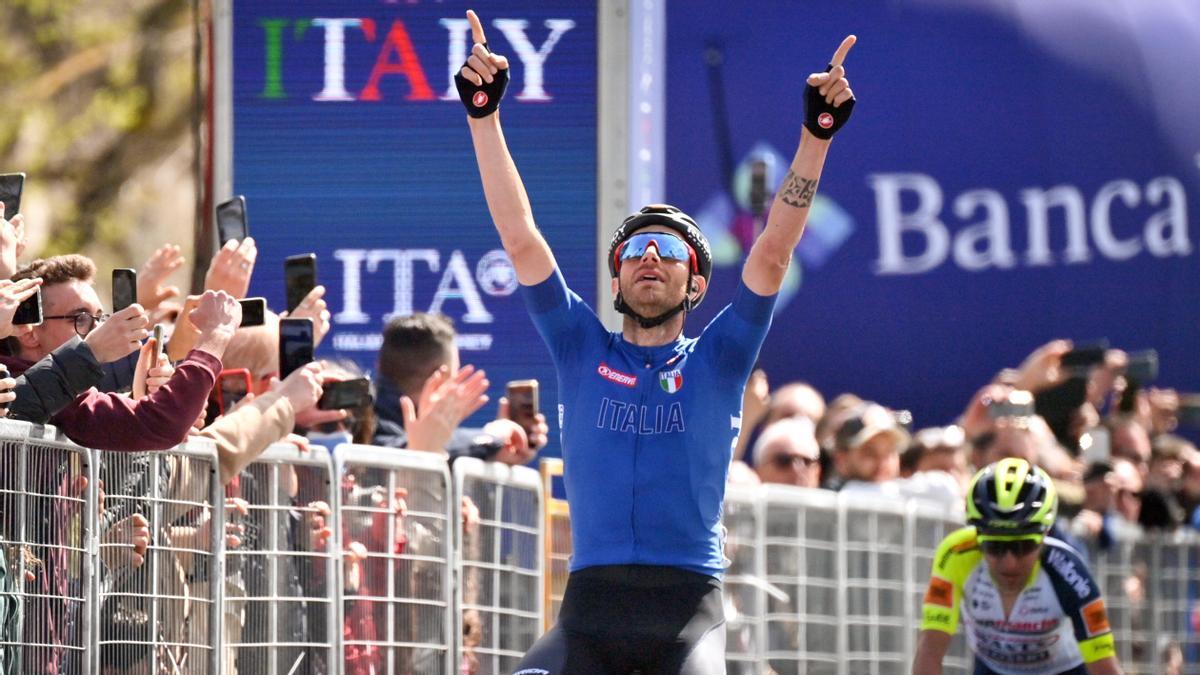 Damiano Caruso celebra una victoria de etapa en el Giro e Sicilia.