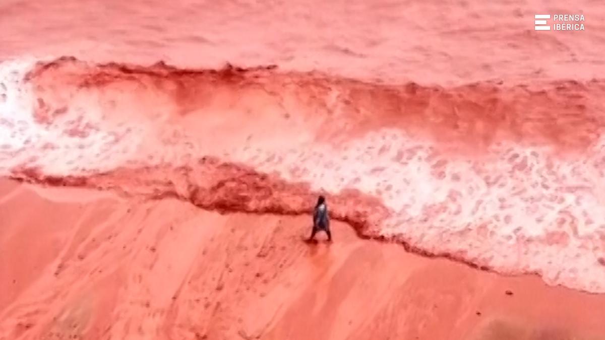 La isla iraní de Ormuz se tiñe de rojo intenso