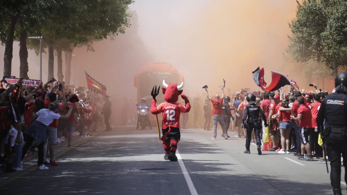 Multitudinario recibimiento al Real Mallorca antes de su partido ante el Granada