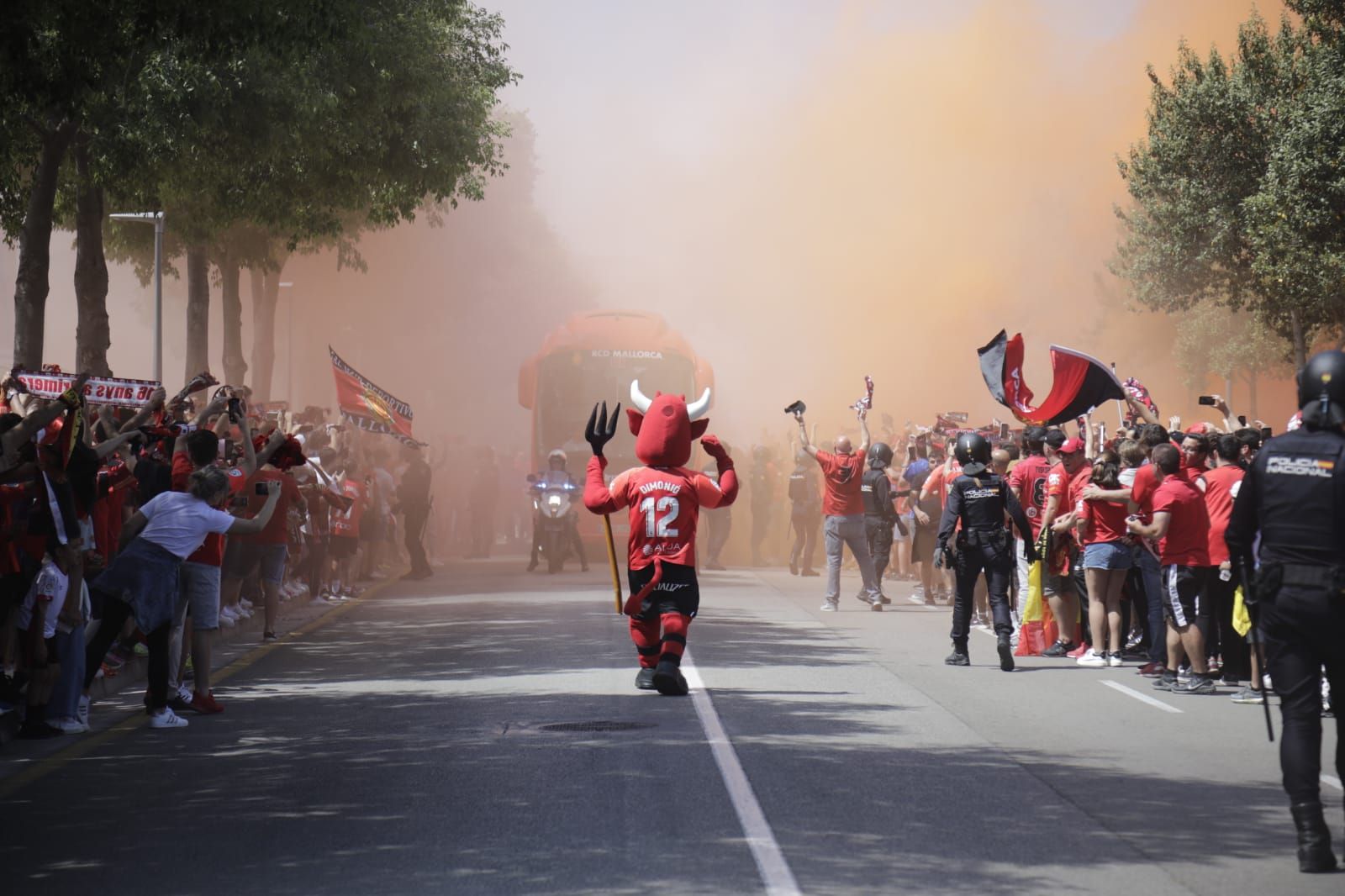 Así han recibido los aficionados al Real Mallorca antes del crucial duelo ante el Granada