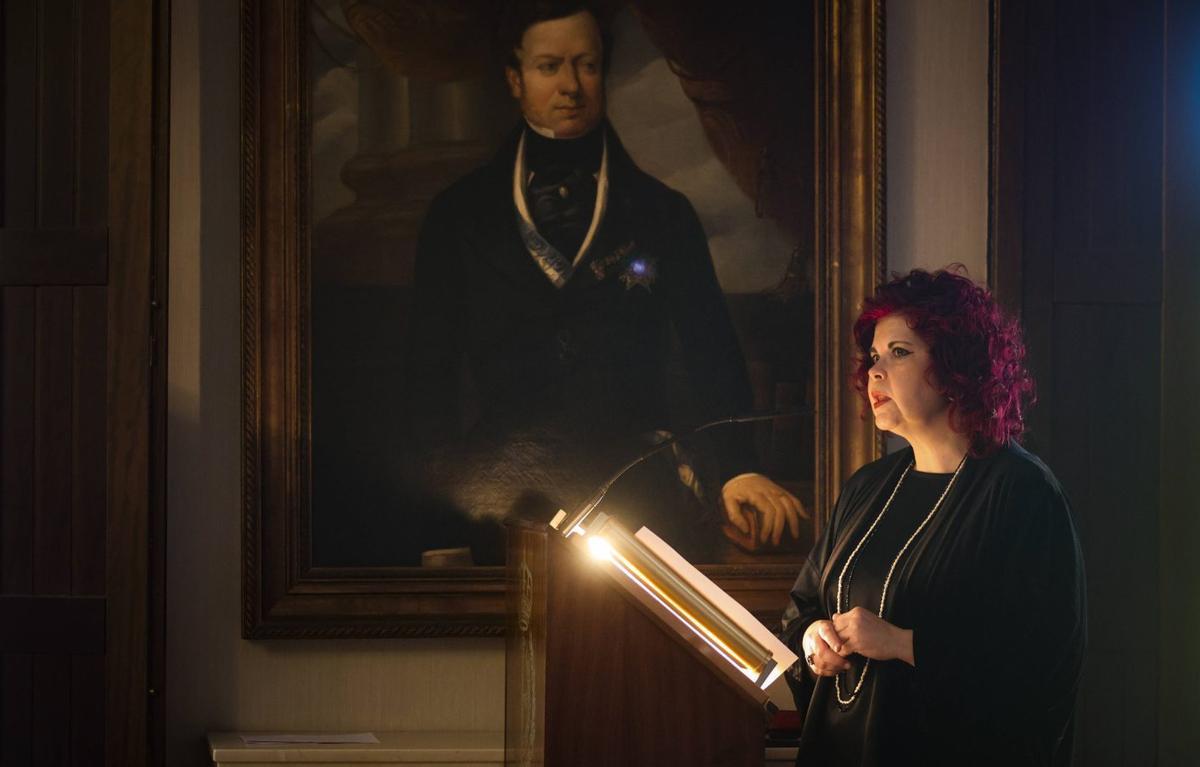 María Sanhuesa, ayer, durante la lectura de su discurso de ingreso en el RIDEA. | IRMA COLLÍN