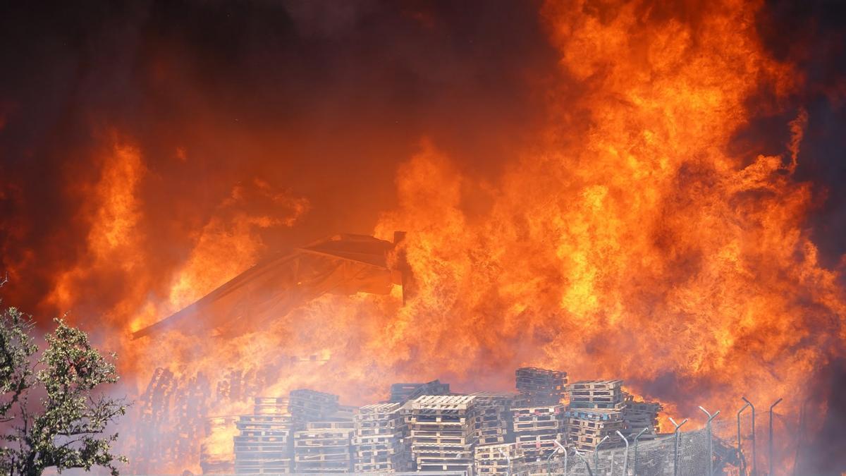 Un incendio en una planta de residuos de Zamora activa las emergencias de Protección Civil