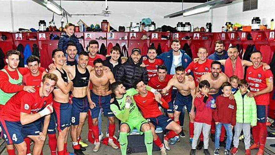 La plantilla de l&#039;Olot celebra la golejada a La Nucia al vestidor.