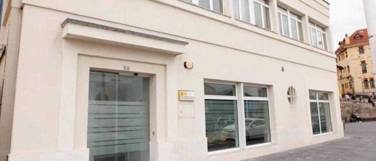 Sede del servicio de Sanidad Exterior, emplazado junto al puerto deportivo de Gijón.