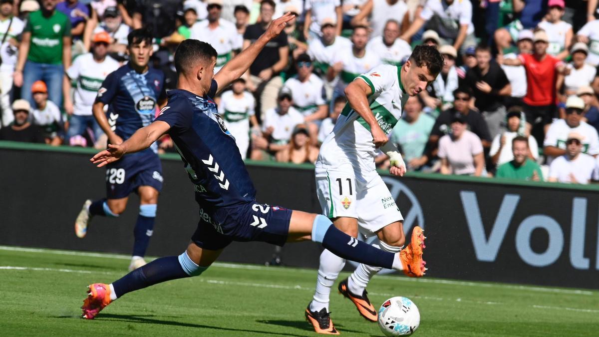 Germán Valera controla el balón durante el partido de la temporada pasada.