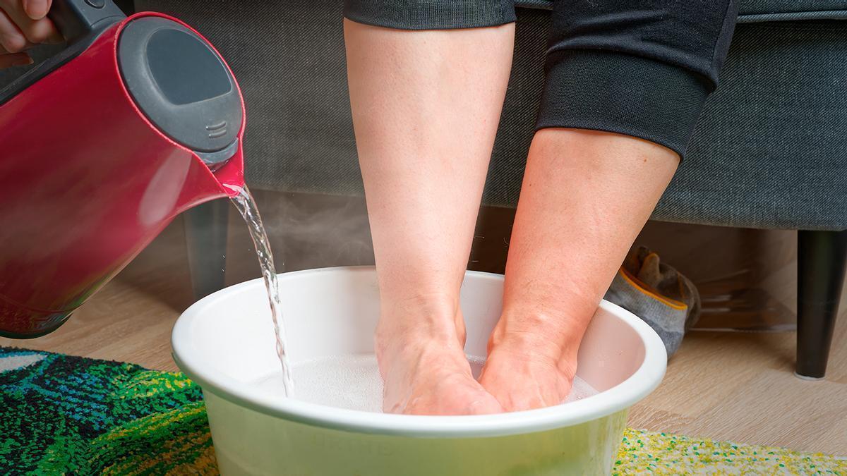 Sumerge los pies en agua y vinagre.