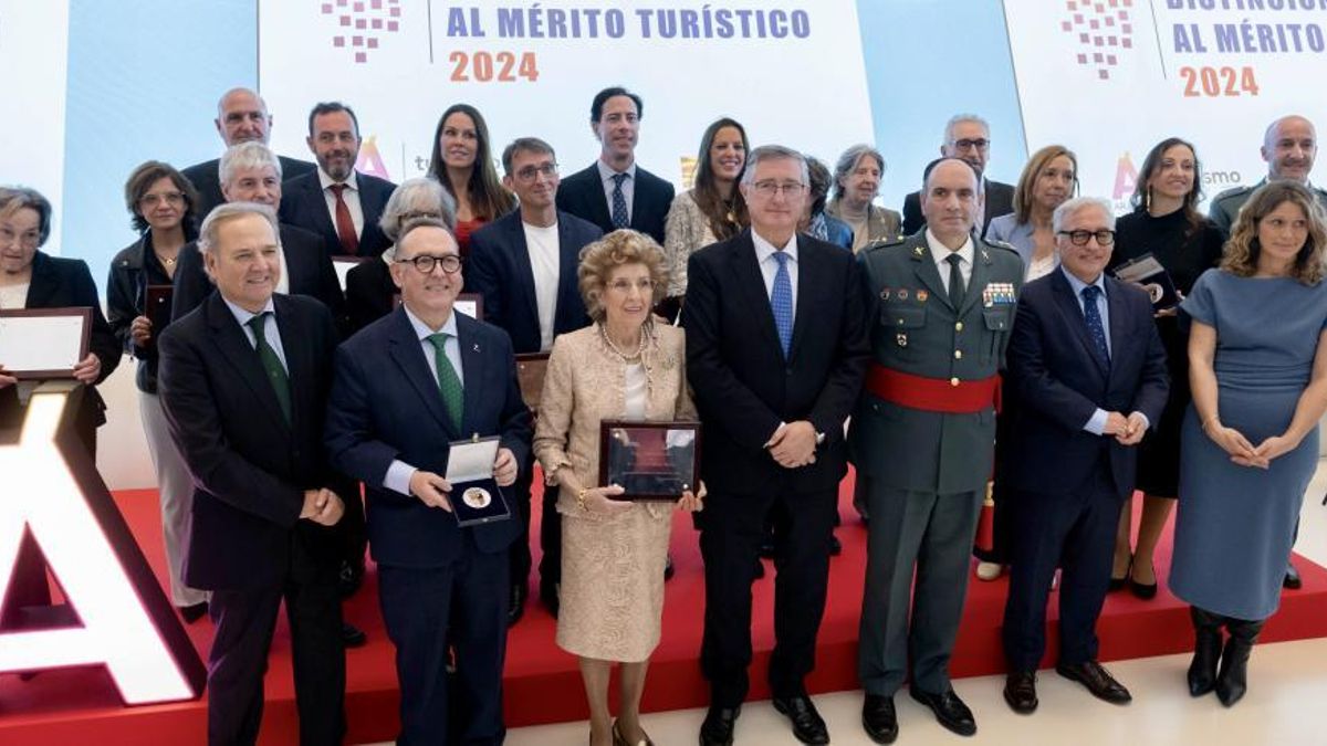 Foto de familia de los premiados por Turismo de Aragón.