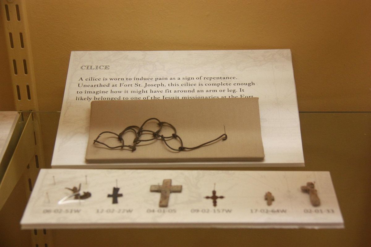 Un cilicio y cruces encontradas en el Fuerte San José.