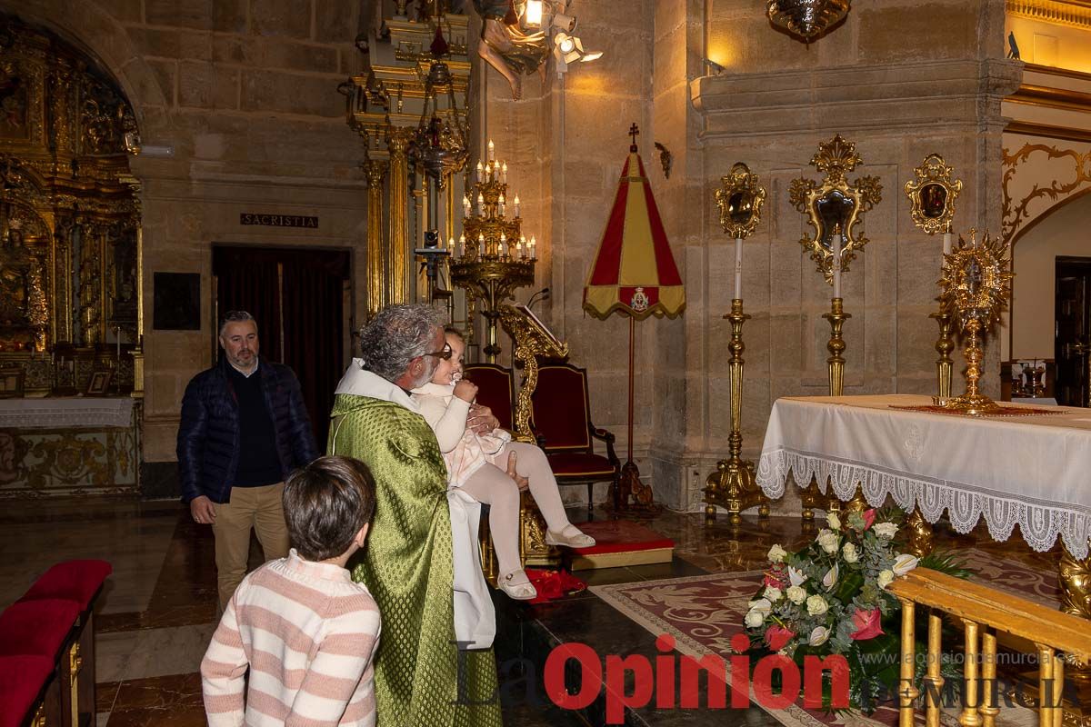 Bendición de niños ante la Vera Cruz de Caravaca