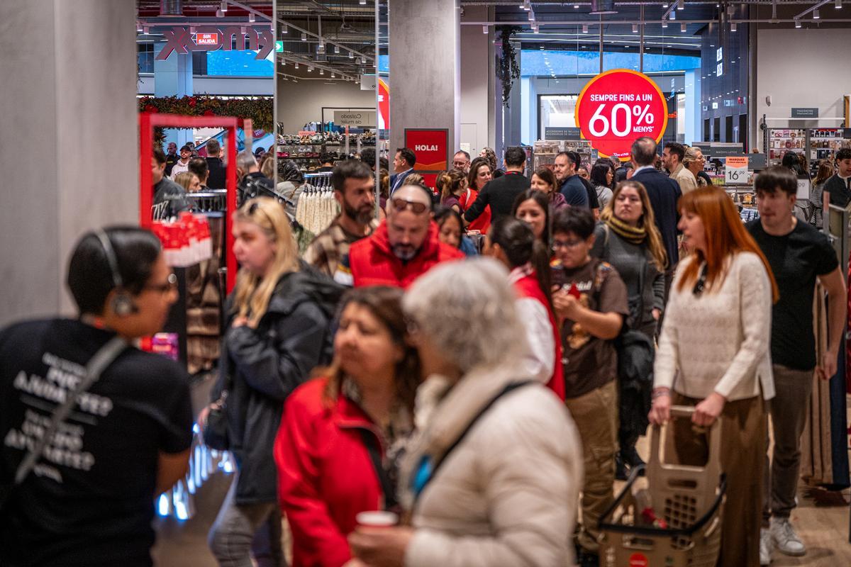 Furor y ofertas en el estreno de la primera tienda en Barcelona del outlet de grandes marcas TK-Maxx
