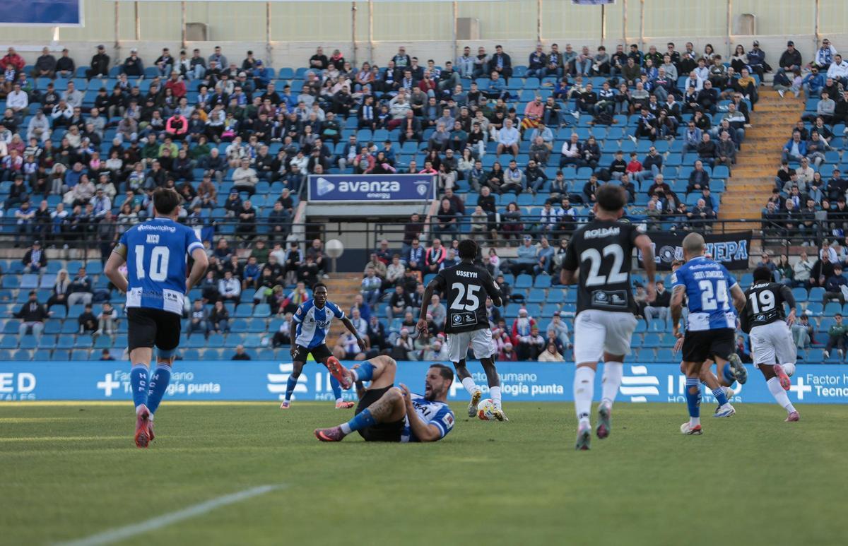 Nico Esponosa regresa a su campo después de que Fran Sol perdiera la pelota en el Hércules-Torremolinos.