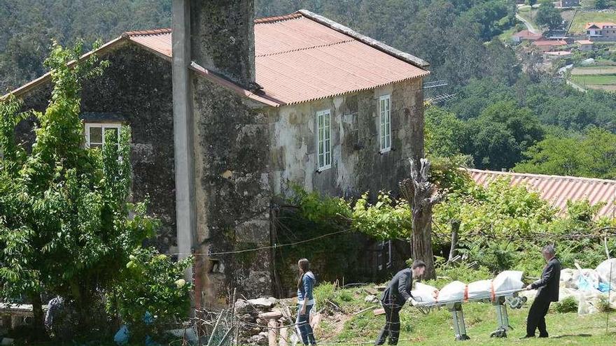 Levantamiento del cadáver en la vivienda de O Apedrado, en Amil. // Rafa Vázquez